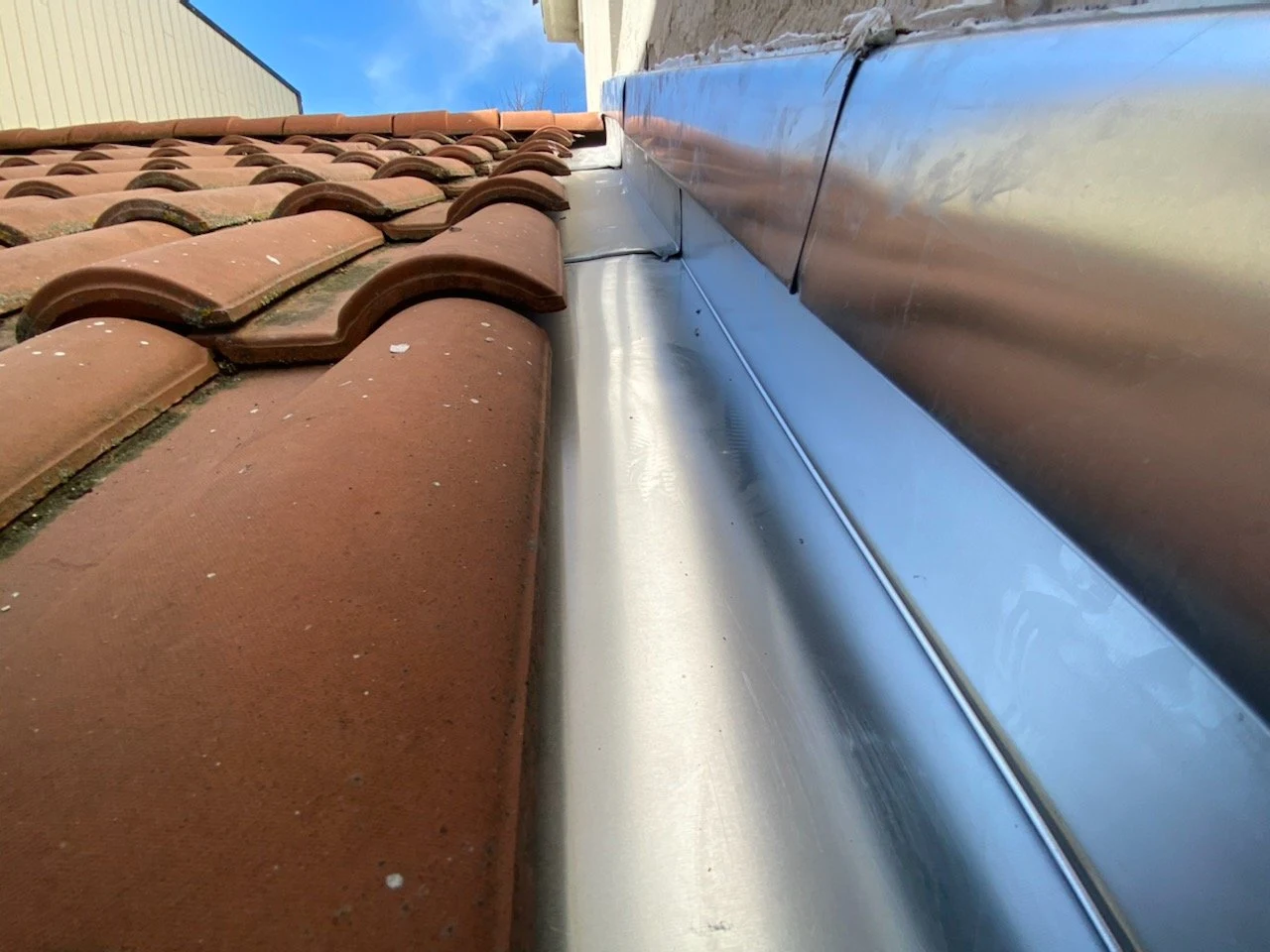 Raccord de zinguerie au contact des tuiles, chantier MC Couverture